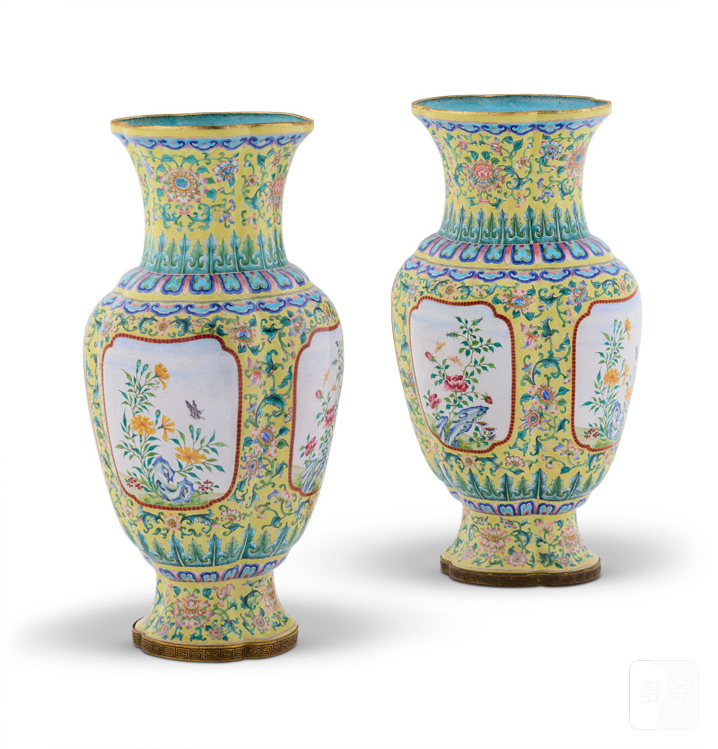 PAIRE DE VASES POLYLOBÉS EN ÉMAUX PEINTS À FOND JAUNE  CHINE, DYNASTIE QING, XVIIIE SIÈCLE - 图2